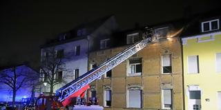 In einem Mehrfamilienhaus in Neunkirchen hat es in der Nacht zu Samstag gebrannt. (Foto: Christopher Benkert / Feuerwehr Neunkirchen)