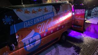 Das UNSERDING-Weihnachtsmobil steht in einer Einfahrt. (Foto: UNSERDING)