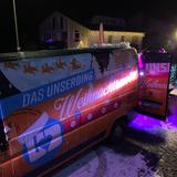 Das UNSERDING-Weihnachtsmobil steht in einer Einfahrt. (Foto: UNSERDING)