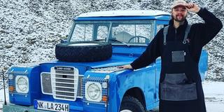 Moderator Franz steht im Schnee neben seinem blauen Land Rover Geländewagen. (Foto: Franz Johann (SR))