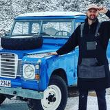 Moderator Franz steht im Schnee neben seinem blauen Land Rover Geländewagen. (Foto: Franz Johann (SR))