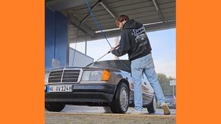 Moderator Franz wäscht seinen schwarzen Mercedes Benz W124. (Foto: Franz Johann (SR))