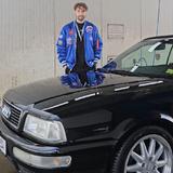 Moderator Franz steht neben seinem schwarzen Audi Cabriolet Typ 89. (Foto: Franz Johann (SR))
