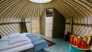 Eine Glamping-Unterkunft (Foto: unsplash.com/Espen Bierud)