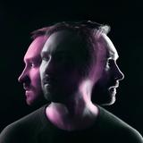 Ein Mann schaut in verschieden Richtungen, der Hintergrund ist schwarz. (Foto: Hagen Feetly/Pressefoto)