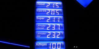 Eine Anzeige mit Benzin- und Dieselpreisen über 2 Euro pro Liter. (Foto: IMAGO / Revierfoto)
