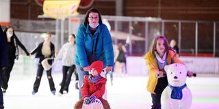 Frau mit Kindern auf der Eisbahn (Foto: IMAGO / Funke Foto Services)