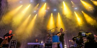 Eine Band auf der Bühne mit ihren Instrumenten. (Foto: IMAGO / Christian Grube)