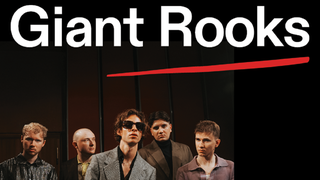 Alle fünf Bandmitglieder von "Giant Rooks" stehen vor dunklem Hintergrund. (Foto: den Atelier )