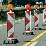 Barken und Straßensperrung. Einstreifige Verkehrsführung auf der Autobahn. (Foto: IMAGO / mix1)