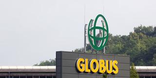 Logo auf einer GLOBUS Filiale (Foto: IMAGO / Rene Traut)