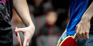 Zwei Tischtennisspieler stehen mit ihren Schlägern beieinander (Foto: IMAGO / Patrick Wichmann)