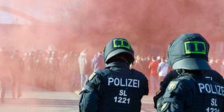 Polizeikräfte geleiten FC-Saarbrücken-Fans zum Stadion (Foto: IMAGO / BeckerBredel)