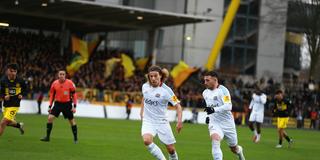 Tim Civeja und Calogero Rizzuto vom 1. FC Saarbrücken auf dem Spielfeld. (Foto: IMAGO / Jan Huebner)