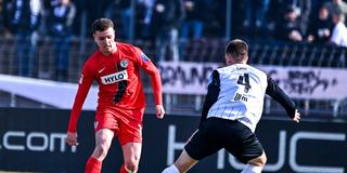 Fisnik Asllani (Elversberg, 10) und Tom Gaal (SSV Ulm, 4) auf dem Spielfeld.  (Foto: IMAGO / Nordphoto)