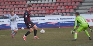 Tor zum 1:1 Ausgleich durch Jan Dahlke (25, Hessen Kassel) Torwart Tom Kretzschmar (FC Homburg) (Foto: IMAGO / Hartenfelser)