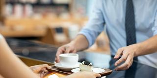 Ein Tablett mit Kaffee und Kuchen (Foto: IMAGO / Blue Jean Images)