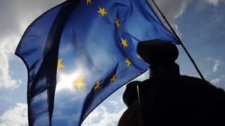 Eine europäische Flagge wehrt vor blauem Himmel (Foto: IMAGO / BeckerBredel)