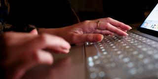 Eine Person tippt auf einer Computertastatur. (Foto: IMAGO / Connect Images)