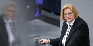 Anke Rehlinger spricht im Bundestag (Foto: IMAGO / Political-Moments)