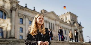 Josephine Ortleb vor dem Deutschen Bundestag (Foto: IMAGO / photothek / Florian Gärtner)