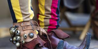 Musikschellen am Bein. Mittelalterliche Kleidung auf einem Mittelaltermarkt (Foto: IMAGO / imagebroker / Wolfgang Veeser)