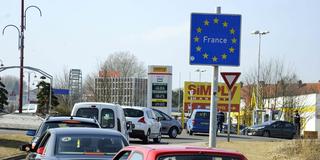 Deutsche und Französische Autofahrer am Grenzübergang Saarbrücken Goldene Bremm (Foto: IMAGO / BeckerBredel)