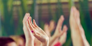 Junge Hände melden sich zu einer Abstimmung (Foto: IMAGO / ingimage)