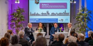 Bürgerfoyer: Neue Kultur-Spitzen Saarbrückens diskutieren in der Villa Lessing (v.l.: Thomas Bimesdörfer, Lisa Felicitas Mattheis, Michael Schulz, Peter Henkel) (Foto: Timo Calla )