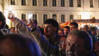 Ein Junge und Mädchen halten ihre Handys hoch (Foto: UNSERDING)