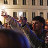 Ein Junge und Mädchen halten ihre Handys hoch (Foto: UNSERDING)