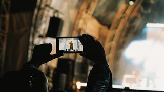 Ein Handy, dass gerade die Bühne filmt (Foto: UNSERDING)