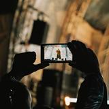 Ein Handy, dass gerade die Bühne filmt (Foto: UNSERDING)