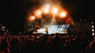 Blick aus dem Publikum auf die Bühne. (Foto: UNSERDING)