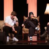 Blick auf die Bühne, auf der drei Personen lachen. (Foto: Michael Nickel)