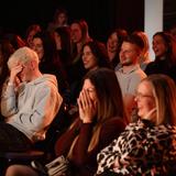 Viele Leute im Publikum sind am Lachen. (Foto: Michael Nickel)