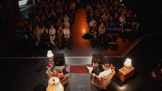 Blick von oben auf Bühne und Publikum. (Foto: Michael Nickel)