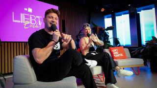 Ein Mann und eine Frau lachen in die Kamera. (Foto: Liebt Euch Podcast)