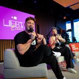 Ein Mann und eine Frau lachen in die Kamera. (Foto: Liebt Euch Podcast)