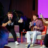 Zwei Männer und eine Frau sitzen nebeneinander und halten Gläser nach oben um sich zuzuprosten  (Foto: Liebt Euch Podcast)