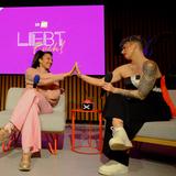 Zwie Frauen sitzen nebeneinander und schauen sich an. Dabei berühen sich ihre Hände. (Foto: Liebt Euch Podcast)