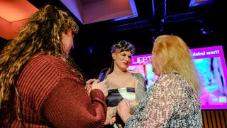 drei Frauen stehen in einem Kreis zusammen und reden. (Foto: Liebt Euch Podcast)