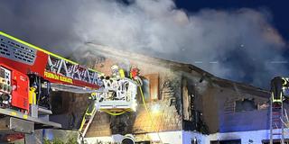 Die Feuerwehr bei Löscharbeiten an einem Wohnhaus in Breitfurt (Foto: SR/Max Zettler)