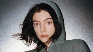 Lorde trägt eine graue Kapuzenweste und schaut in die Kamera. (Foto: Lorde (Pressefotos))