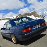 Ein dunkelblauer Mercedes auf der Fahrt durch die Berge. (Foto: Marco aus Eppelborn)