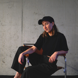  Mathilde Nordberg sitzt barfuß in schwarzen Klamotten auf einem roten Stuhl. (Foto: SR)