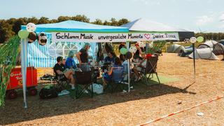 Zwei Pavillions, unter dem Menschen mit Campingstühlen sitzen.  (Foto: MXM Photo)