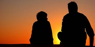 Silhouetten von Vater und Sohn (Foto: pixabay.com)