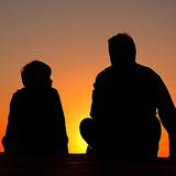 Silhouetten von Vater und Sohn (Foto: pixabay.com)