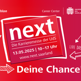 Rotes Plakat mit der Aufschrift "next - die Karriesemesse der UdS" (Foto: Pressefoto)